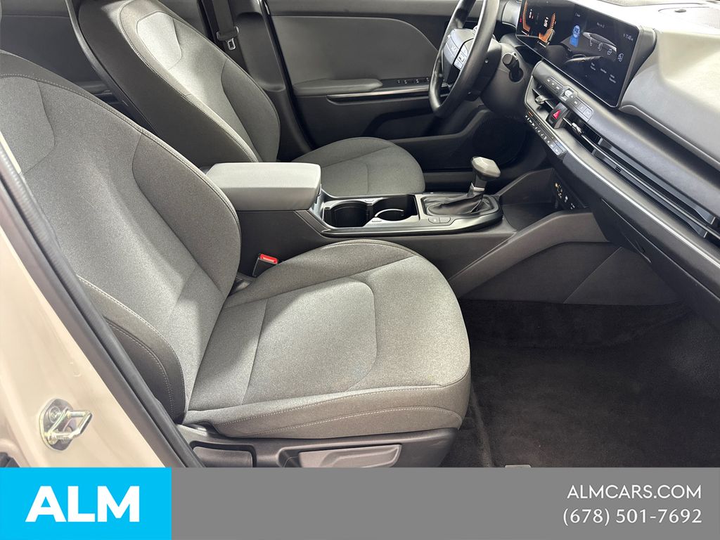 Used 2025 White Kia LXS image 17