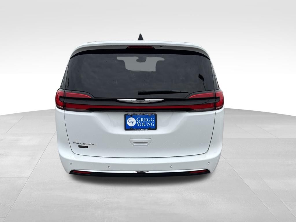 Used 2023 Chrysler Pacifica Van