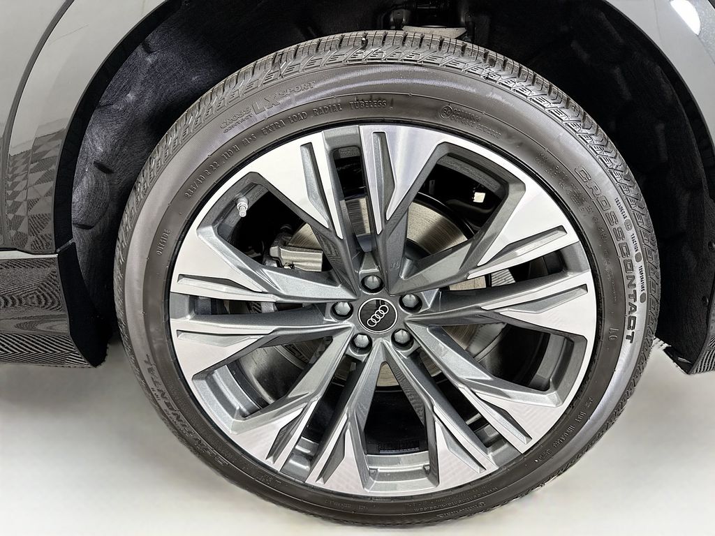 Thumbnail: 2026 Audi Q8 - 31