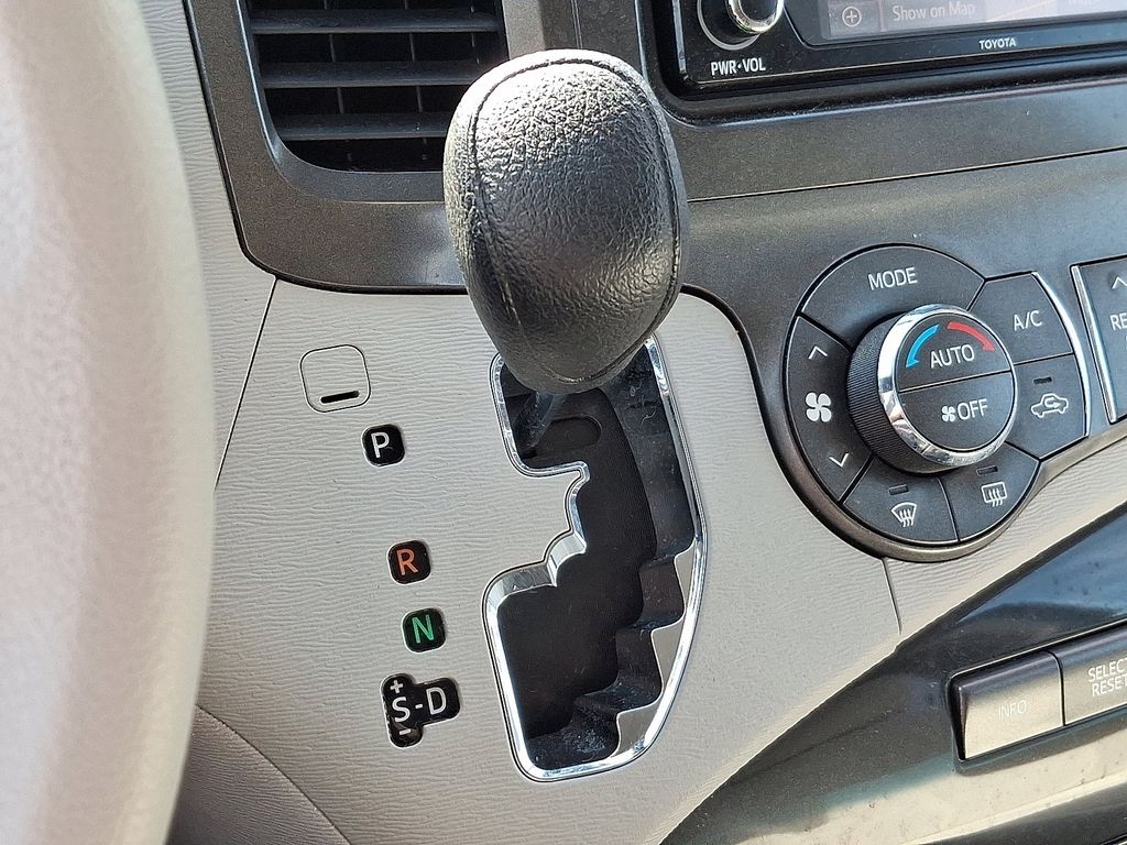Thumbnail: 2014 Toyota Sienna - 16