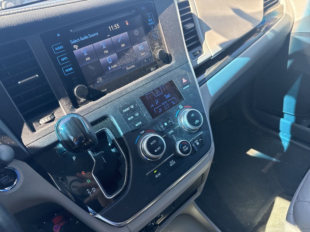 Thumbnail: 2016 Toyota Sienna - 9