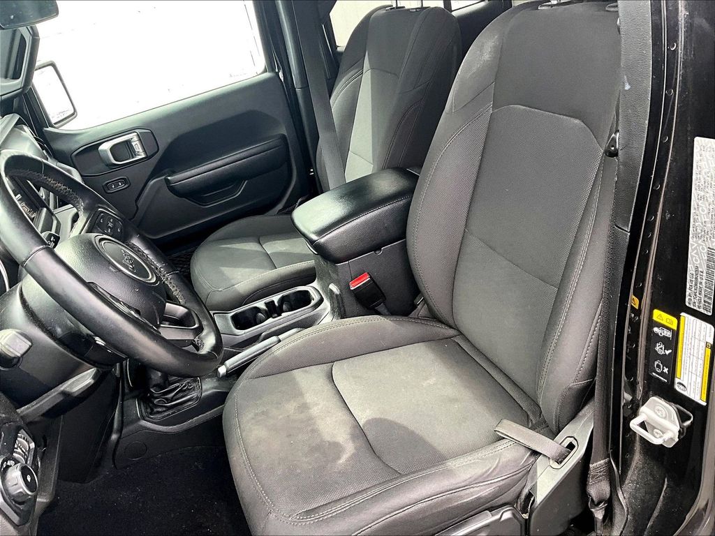 2022 Jeep Wrangler — photo 10