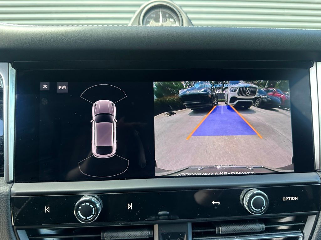 Thumbnail: 2023 Porsche Macan - 30