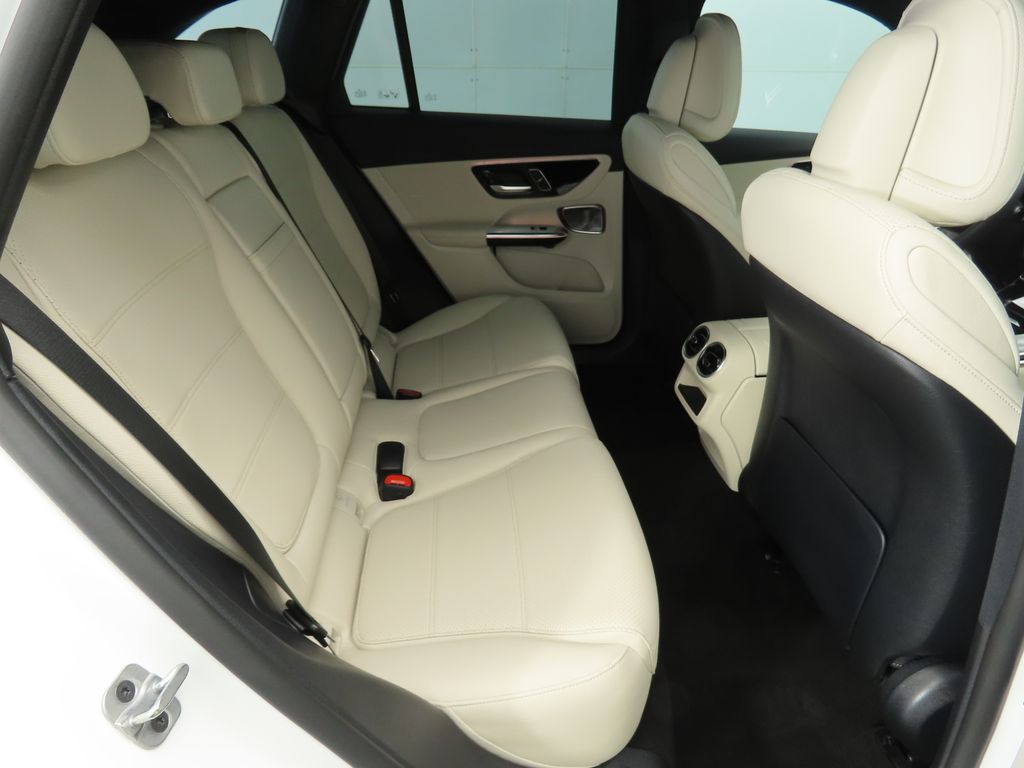 2025 Mercedes-Benz GLC 300 22