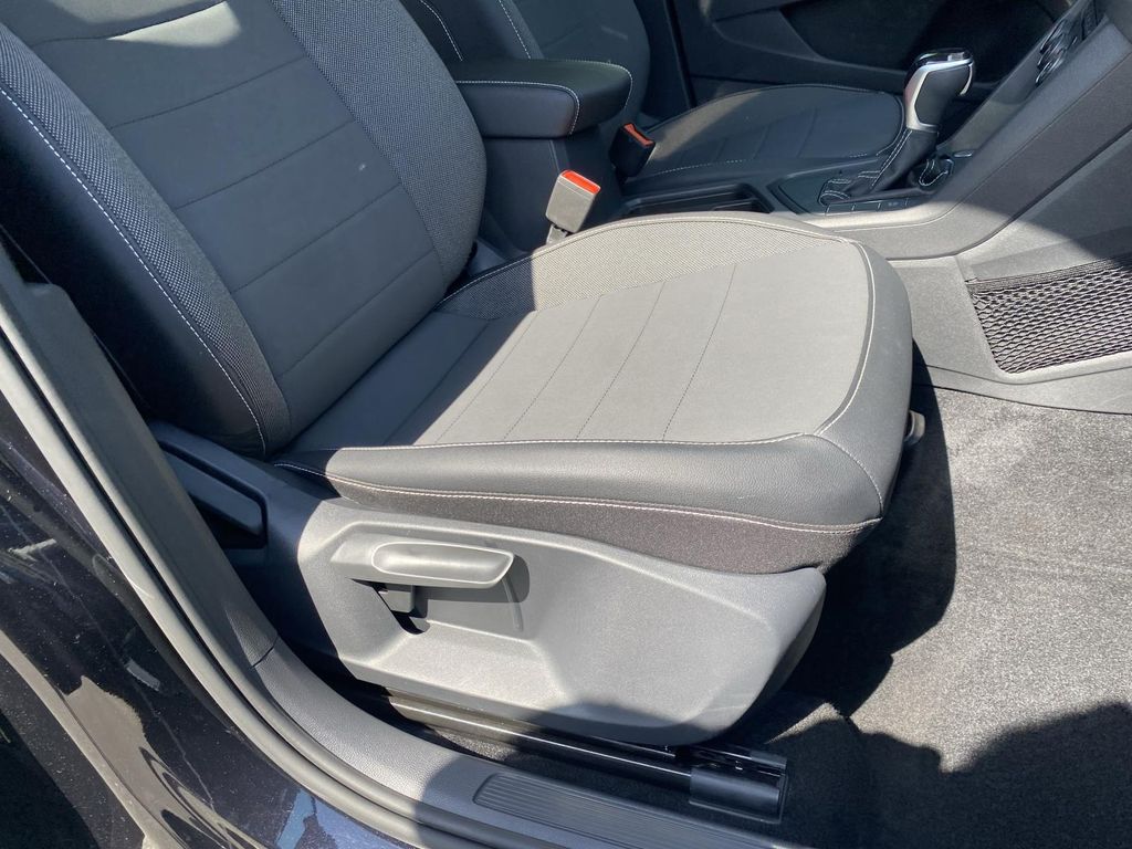 2022 Volkswagen Taos SE 14