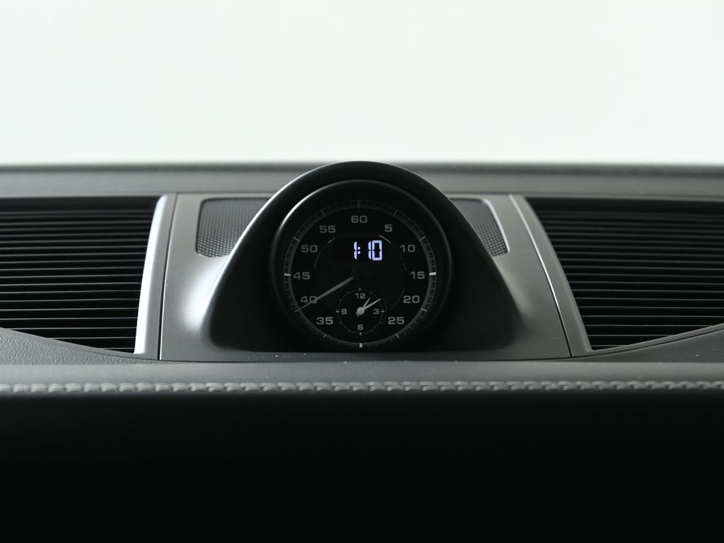 Thumbnail: 2026 Porsche Macan - 21