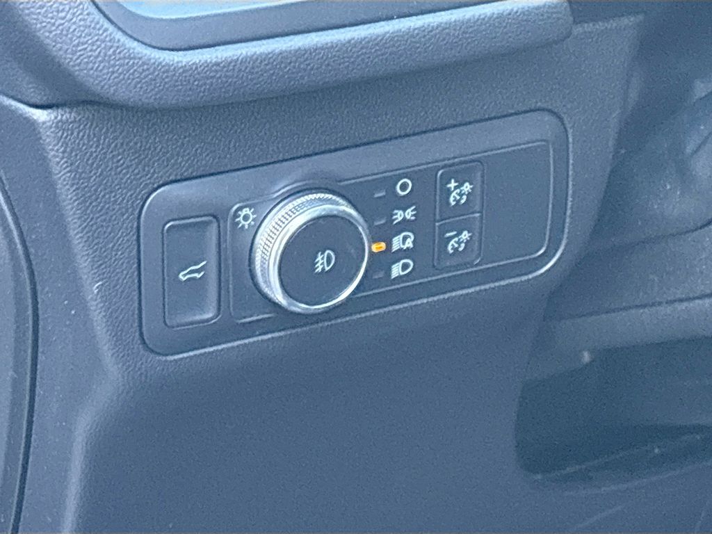Used 2022 Silver Ford SEL image 10