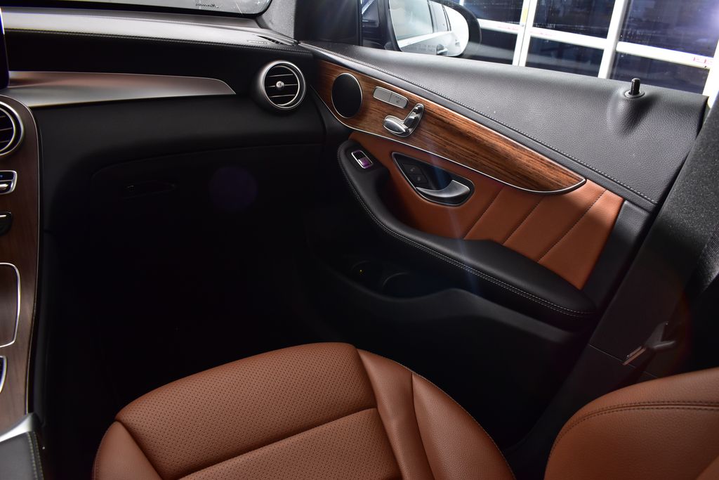Thumbnail: 2022 Mercedes-Benz GLC - 26