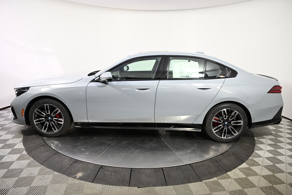 Thumbnail: 2027 BMW 5 Series - 2