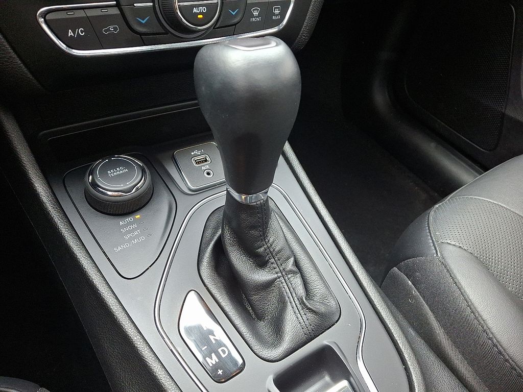 Thumbnail: 2021 Jeep Cherokee - 16