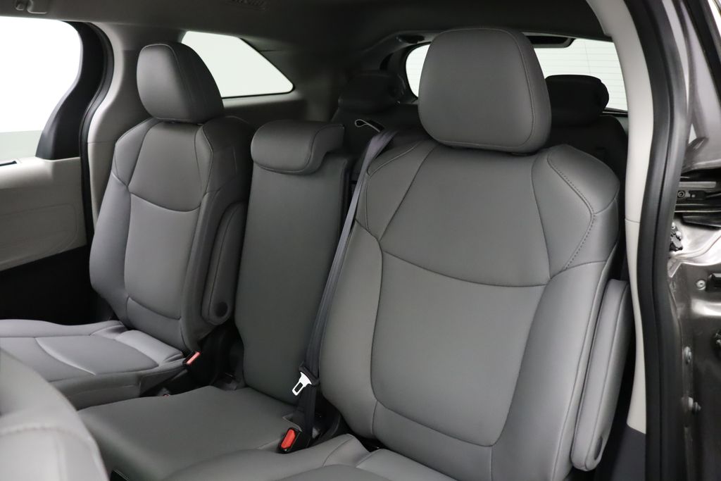 2024 Toyota Sienna XLE 18