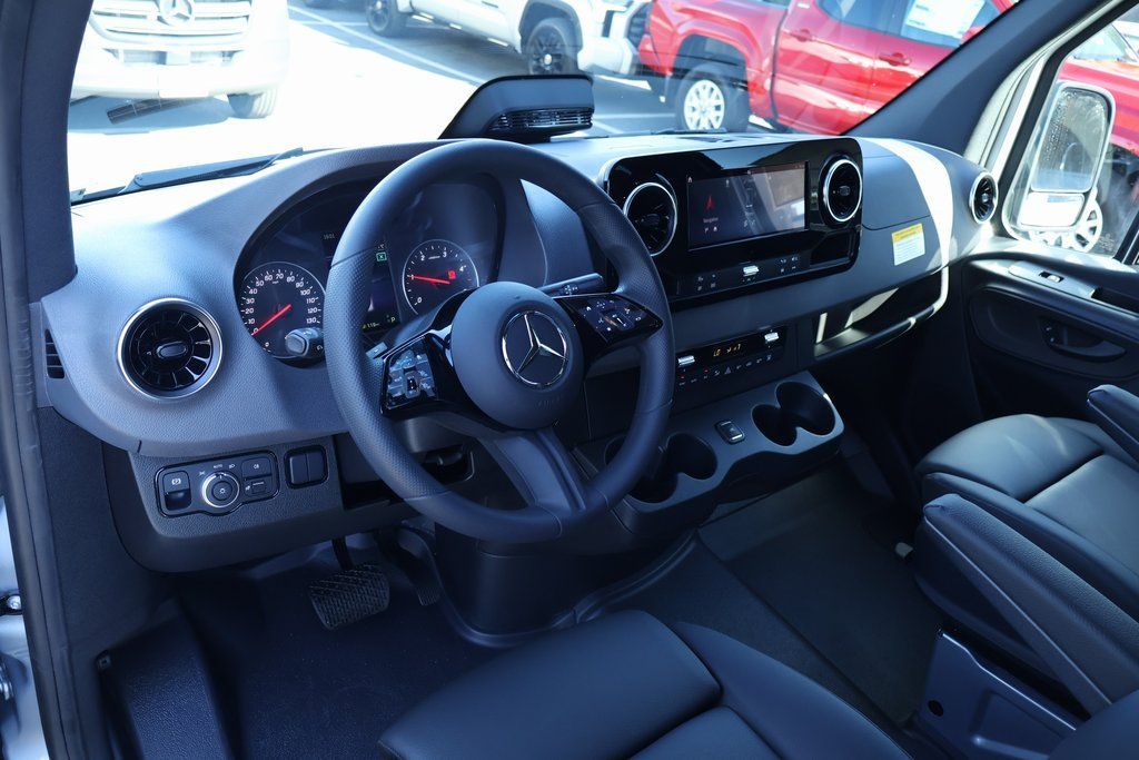 Thumbnail: 2025 Mercedes-Benz Sprinter - 3