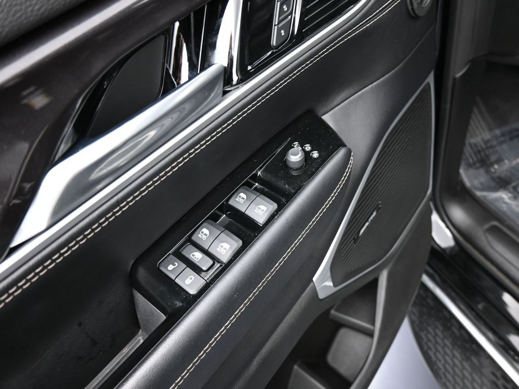 Used 2024 Diamond Black Crystal Pearlcoat Jeep Base image 13