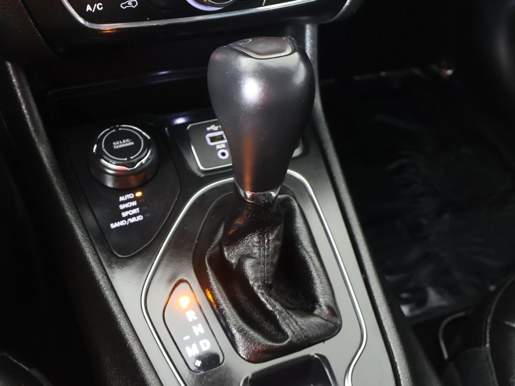 Used 2019 Gray Jeep Latitude Plus image 45