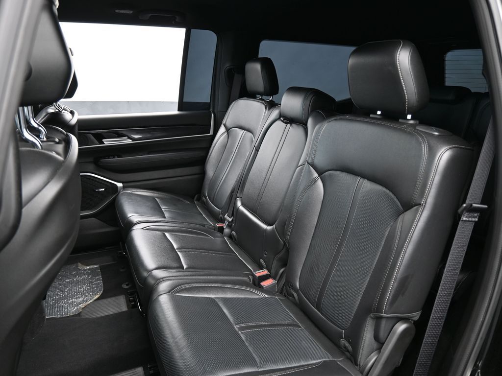 Used 2024 Diamond Black Crystal Pearlcoat Jeep Base image 39