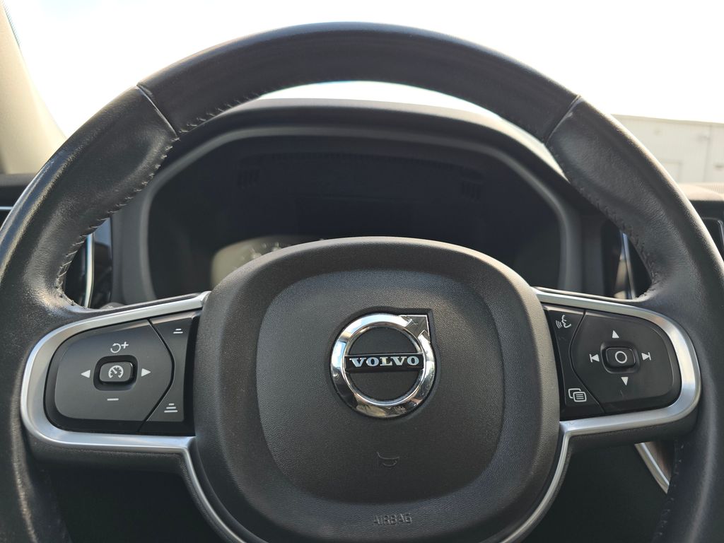 2021 Volvo XC60 T5 Momentum photo 17