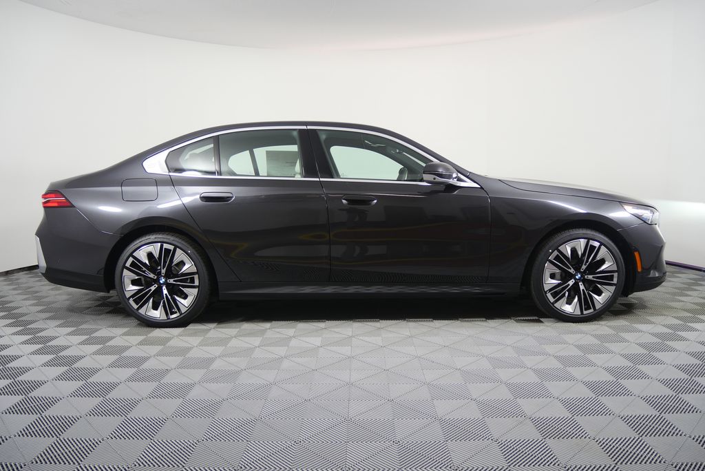 Thumbnail: 2026 BMW 5 Series - 2