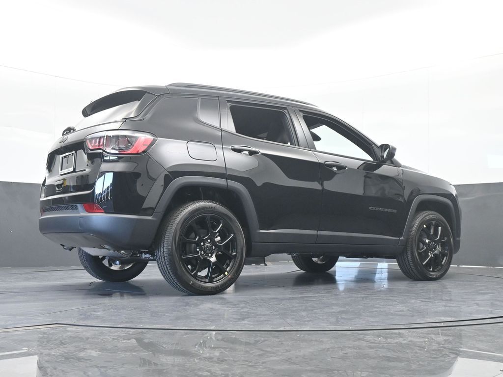 New 2026 Diamond Black Crystal Pearlcoat Jeep Latitude image 55