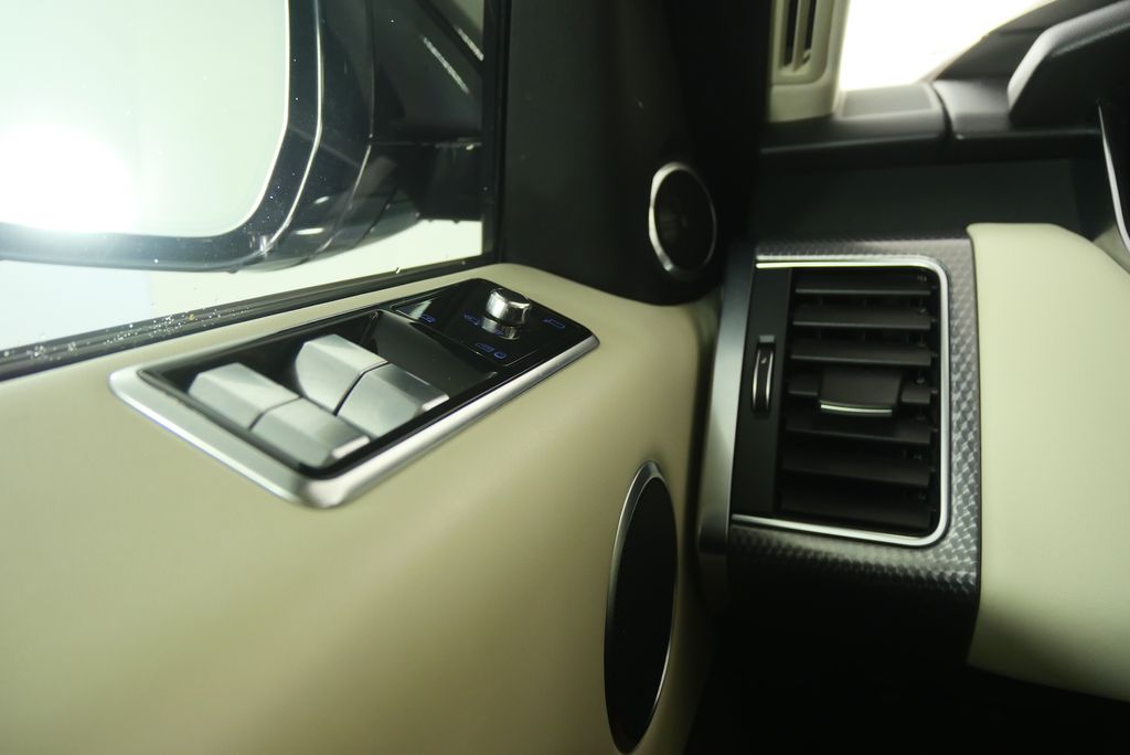 Thumbnail: 2021 Land Rover Range Rover Sport - 21