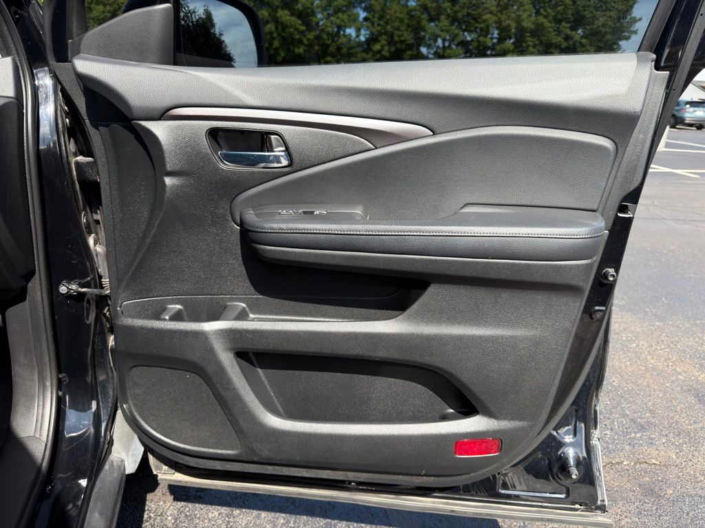 Thumbnail: 2017 Honda Pilot - 27