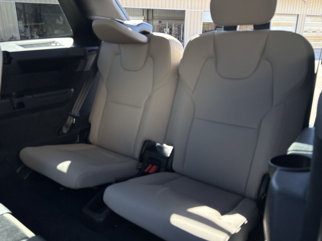 New 2026 Crystal White Volvo B6 Plus 7-Seater image 26