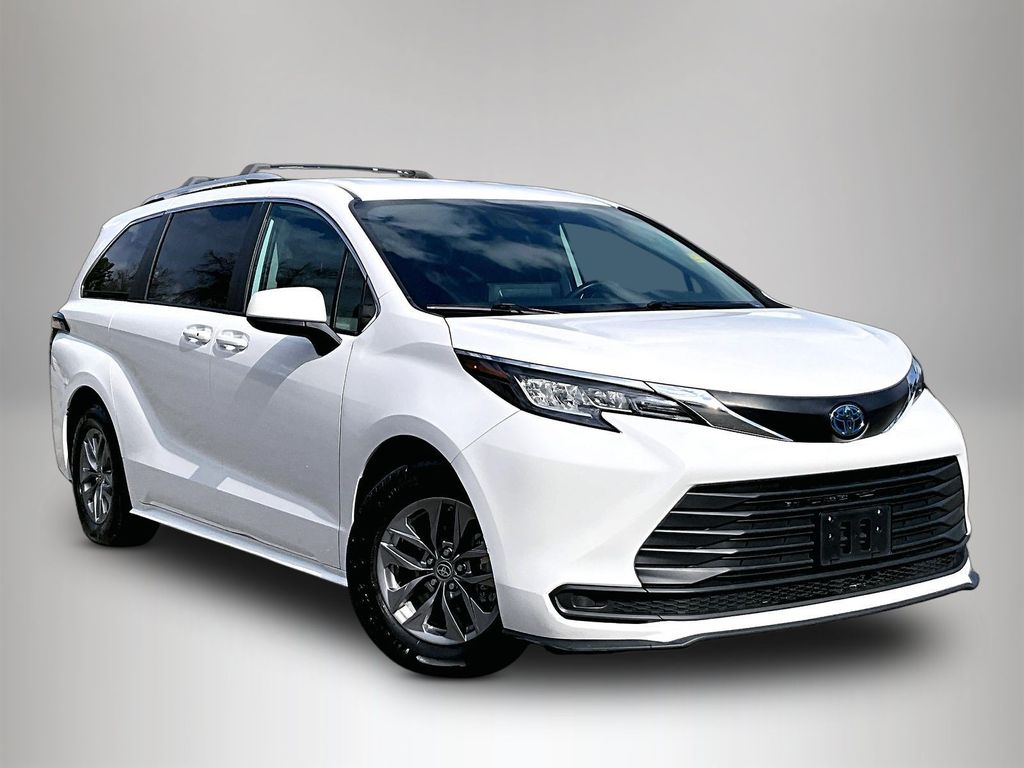 2023 Toyota Sienna LE 8-Passenger AWD