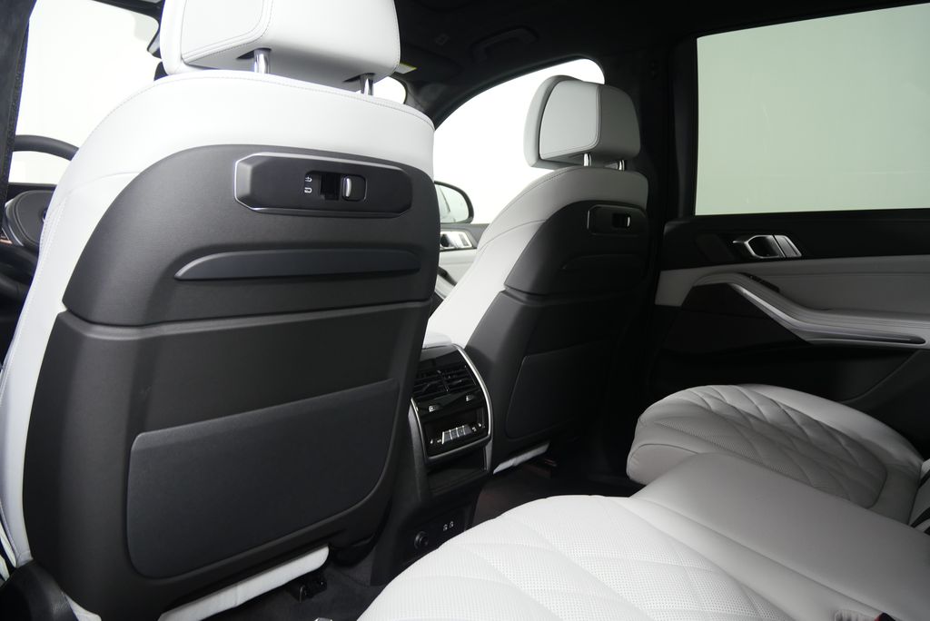 Thumbnail: 2026 BMW X7 - 19