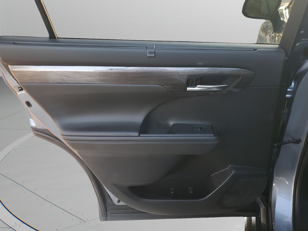 Used Car 2020 Toyota Highlander  Platinum For Sale Under $35,000 In Austin, Texas