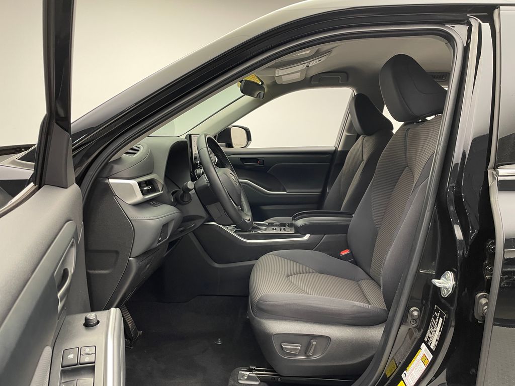 2022 Toyota Highlander LE 12