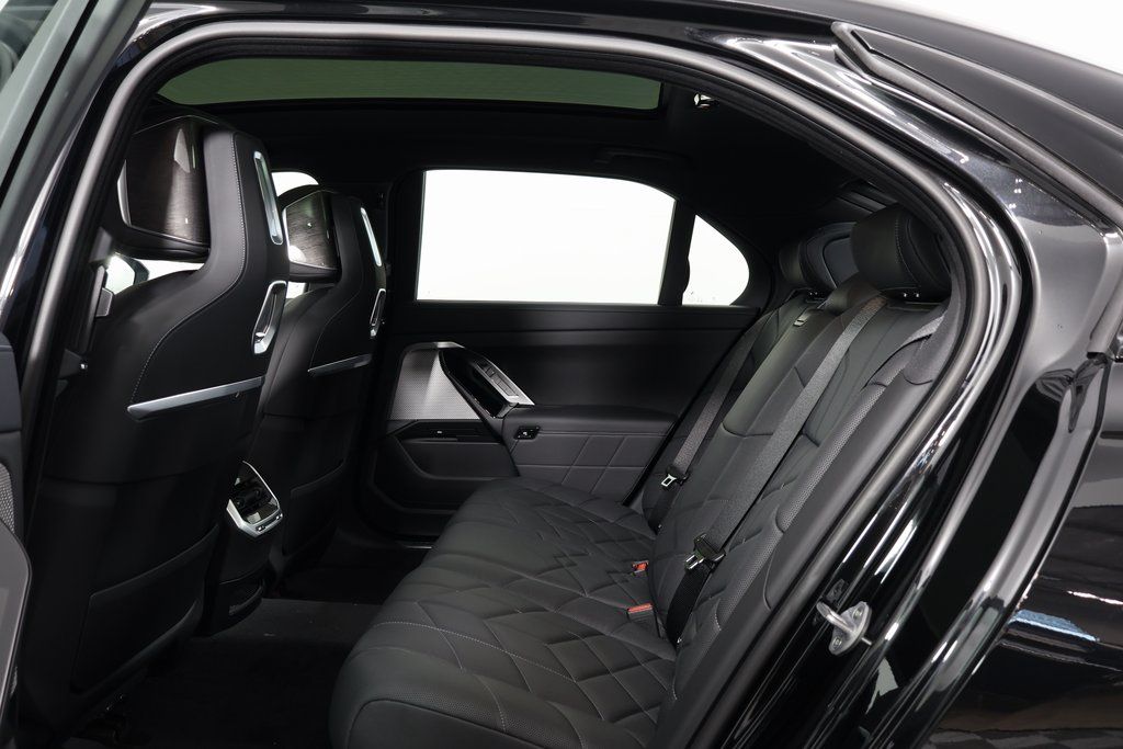 Thumbnail: 2026 BMW i7 - 6