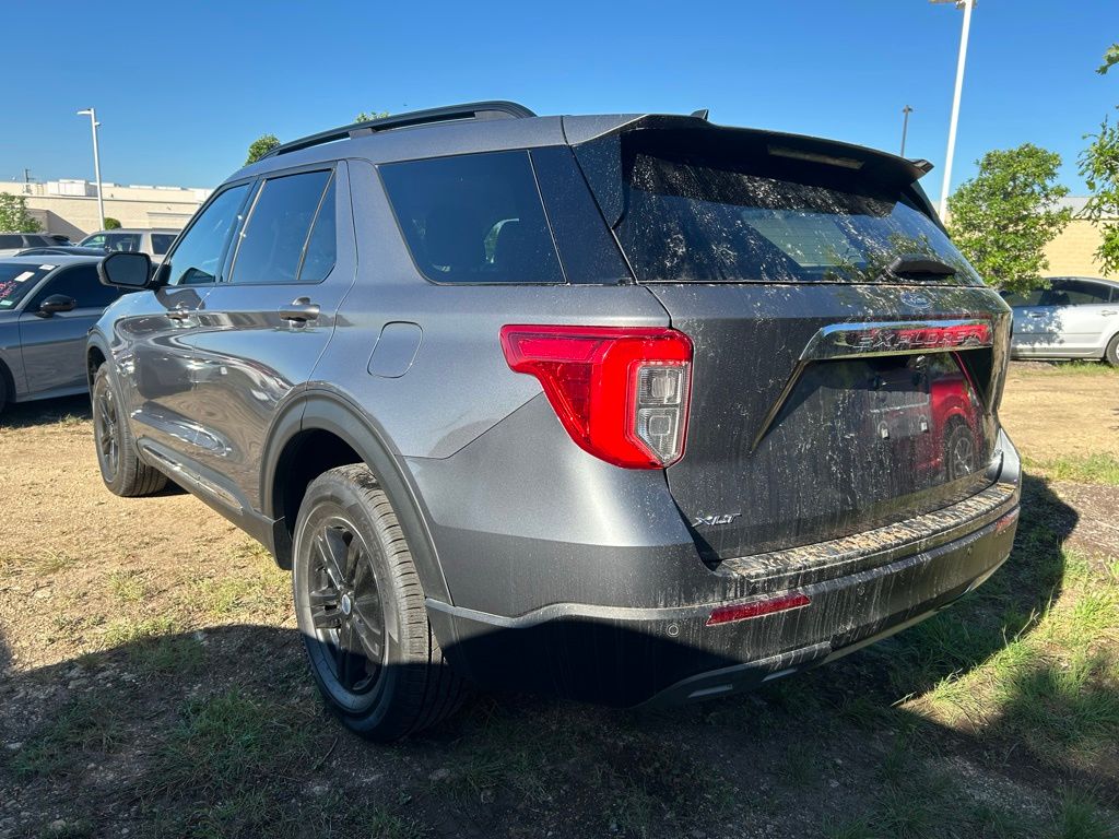 2022 Ford Explorer XLT 2
