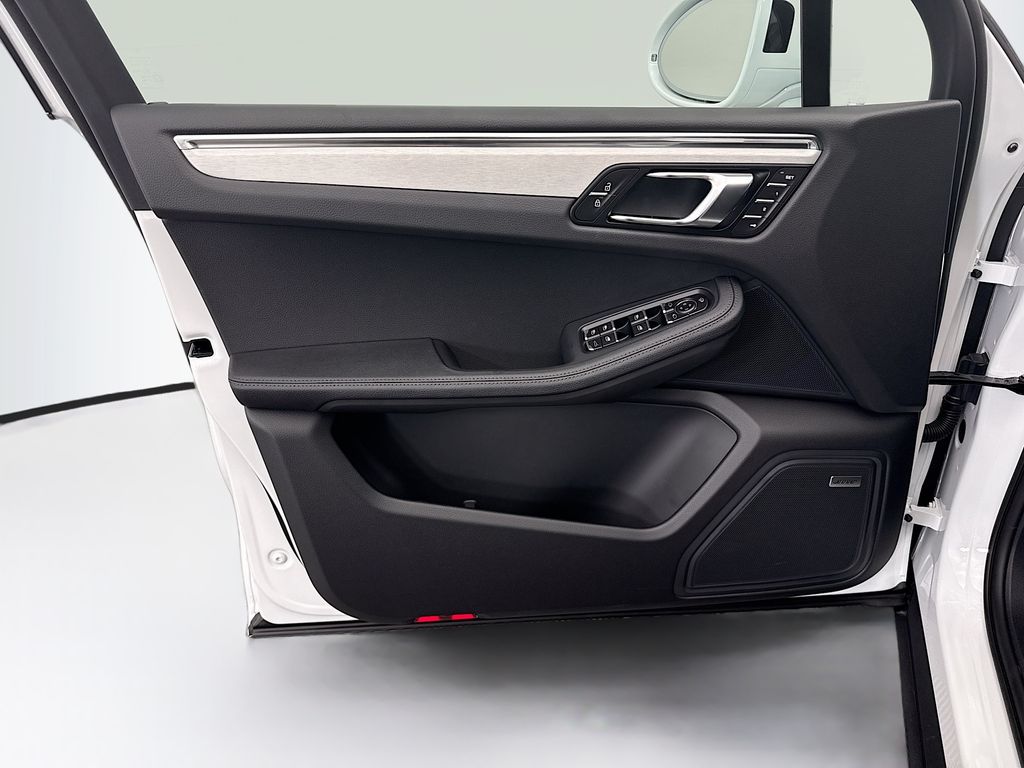 Thumbnail: 2026 Porsche Macan - 25