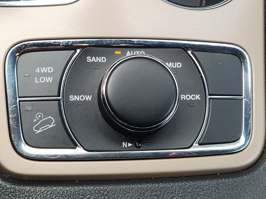 Thumbnail: 2017 Jeep Grand Cherokee - 23