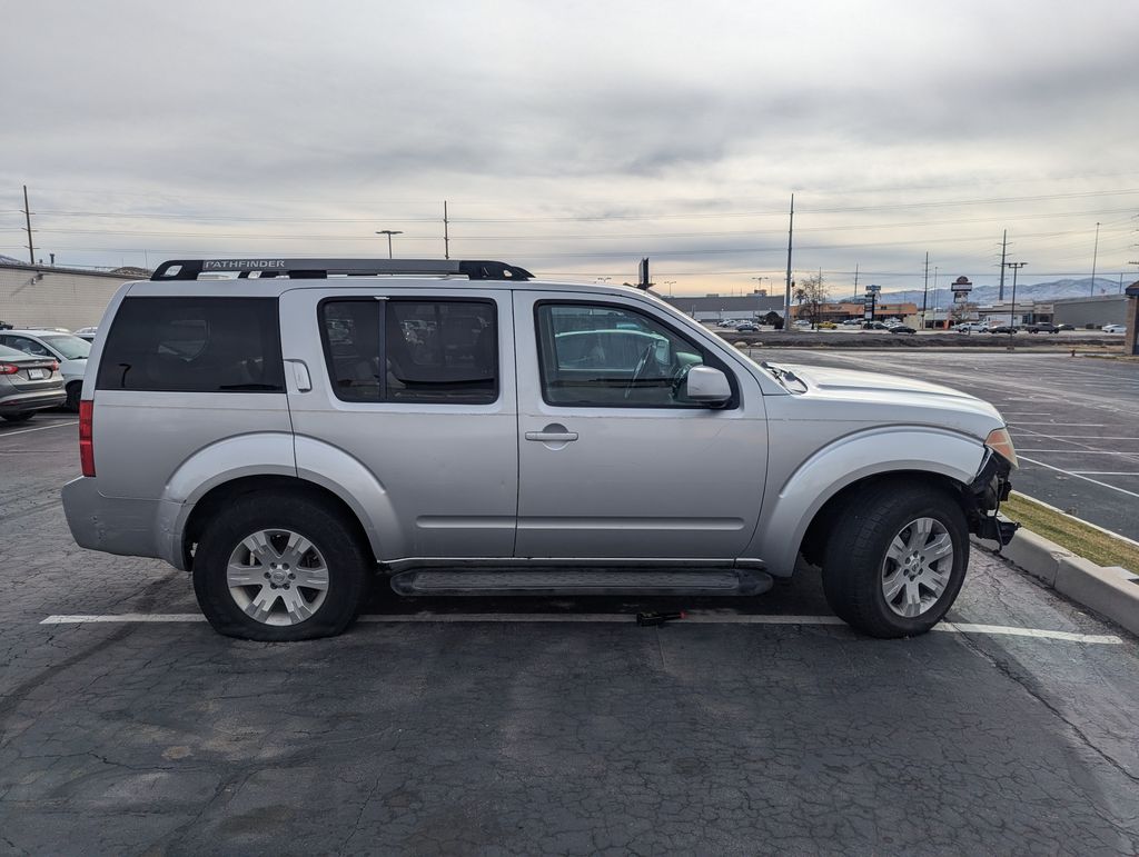 2005 Nissan Pathfinder LE 2