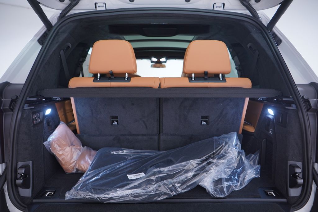 Thumbnail: 2026 BMW X7 - 14