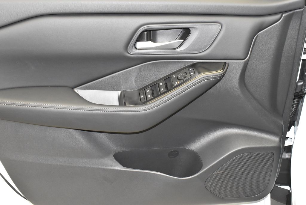2025 Nissan Rogue SV 10