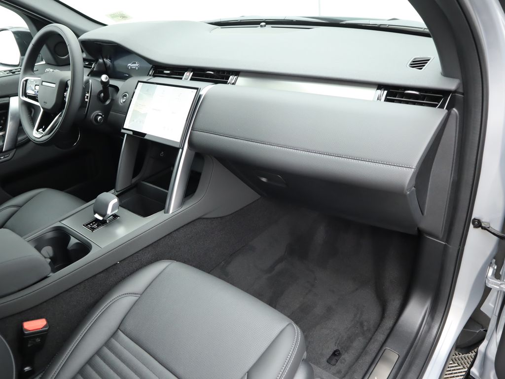Thumbnail: 2024 Land Rover Discovery Sport - 18