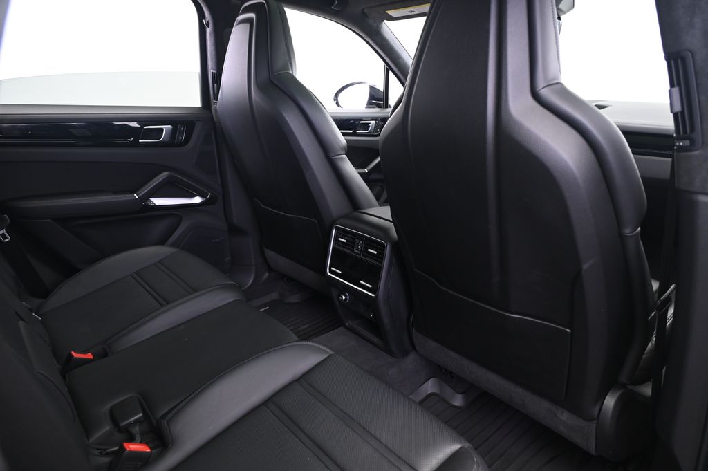 Thumbnail: 2023 Porsche Cayenne - 17