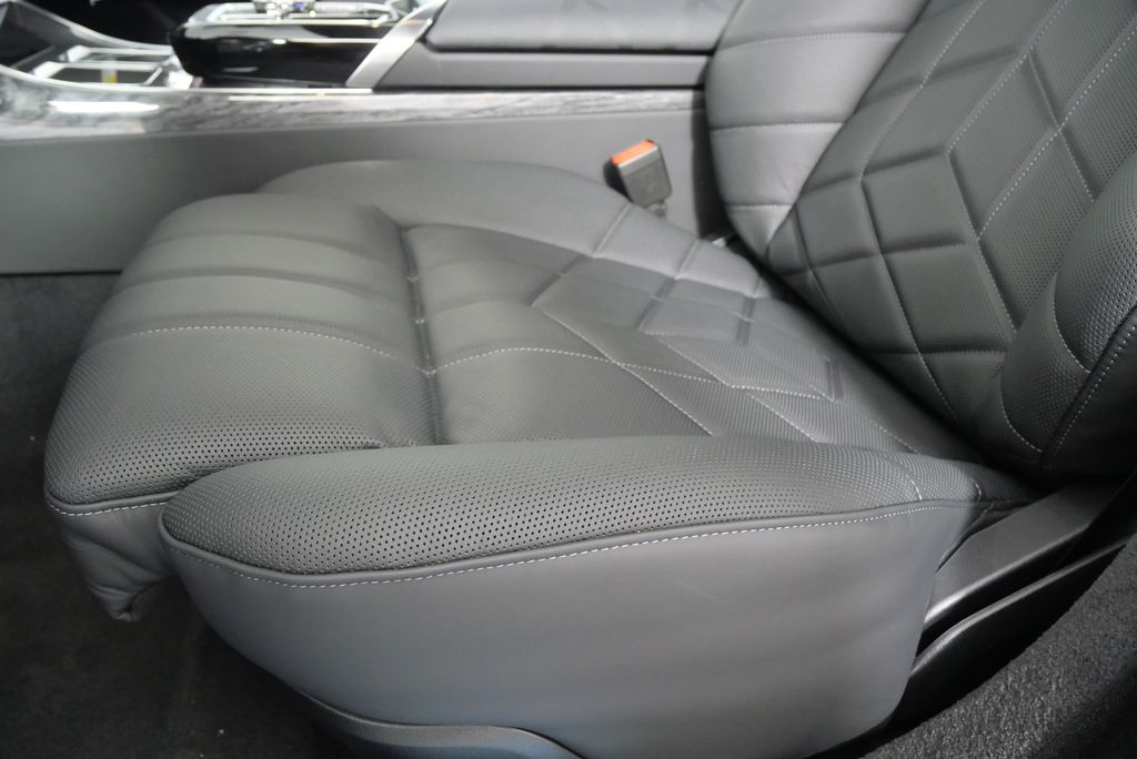 2025 BMW i7 xDrive60 13