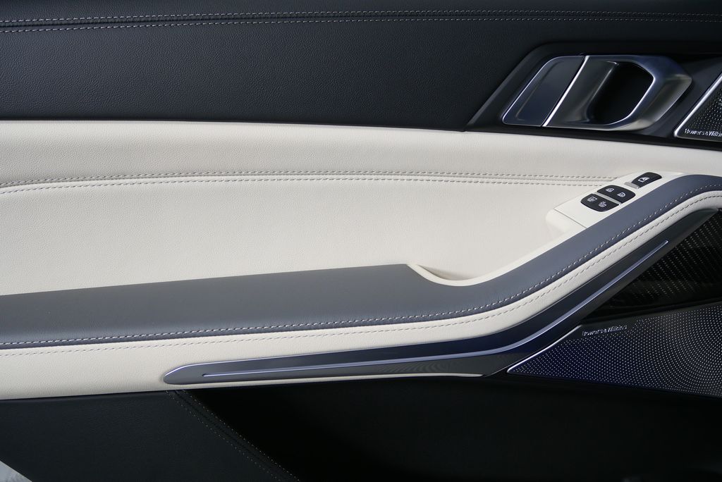 Thumbnail: 2026 BMW X7 - 15