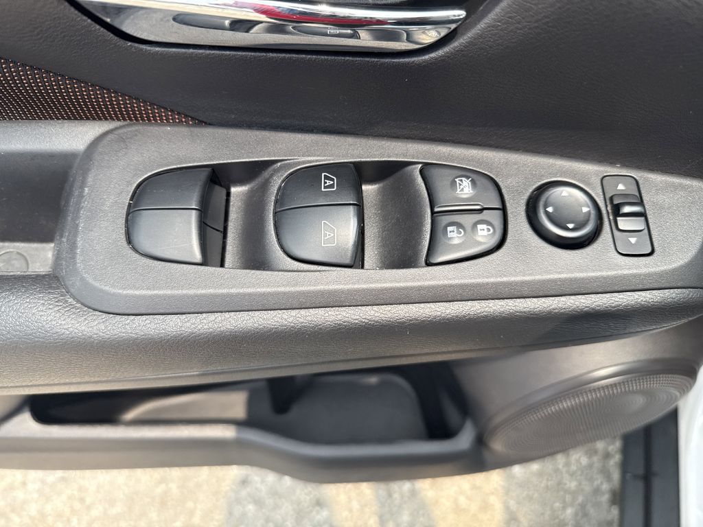2023 Nissan Kicks SR - 10
