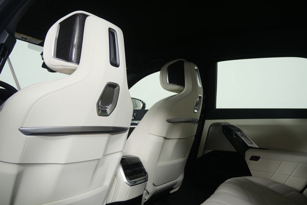 Thumbnail: 2026 BMW 7 Series - 16