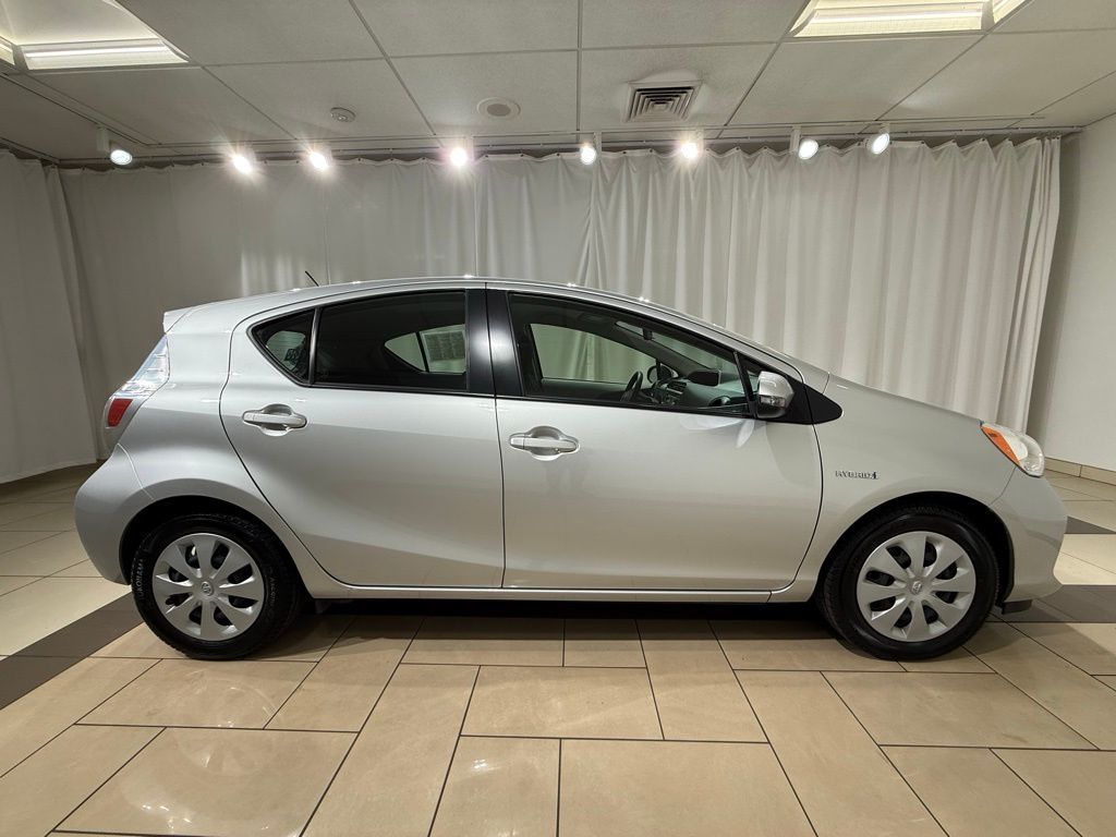 Thumbnail: 2013 Toyota Prius c - 6