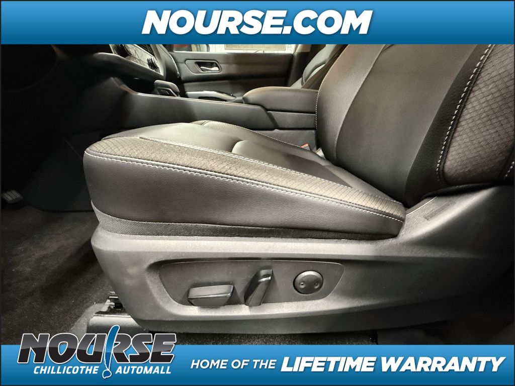 2025 Nissan Pathfinder SL photo