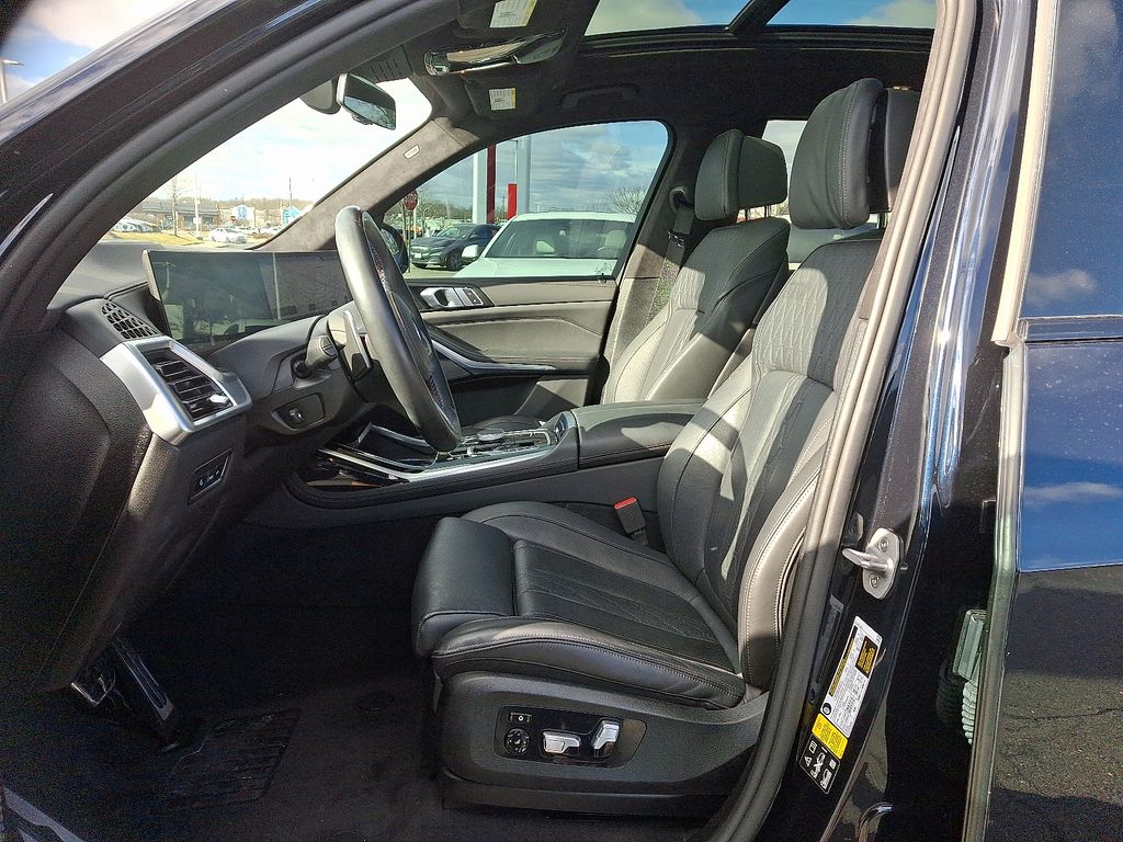 Thumbnail: 2024 BMW X7 - 16