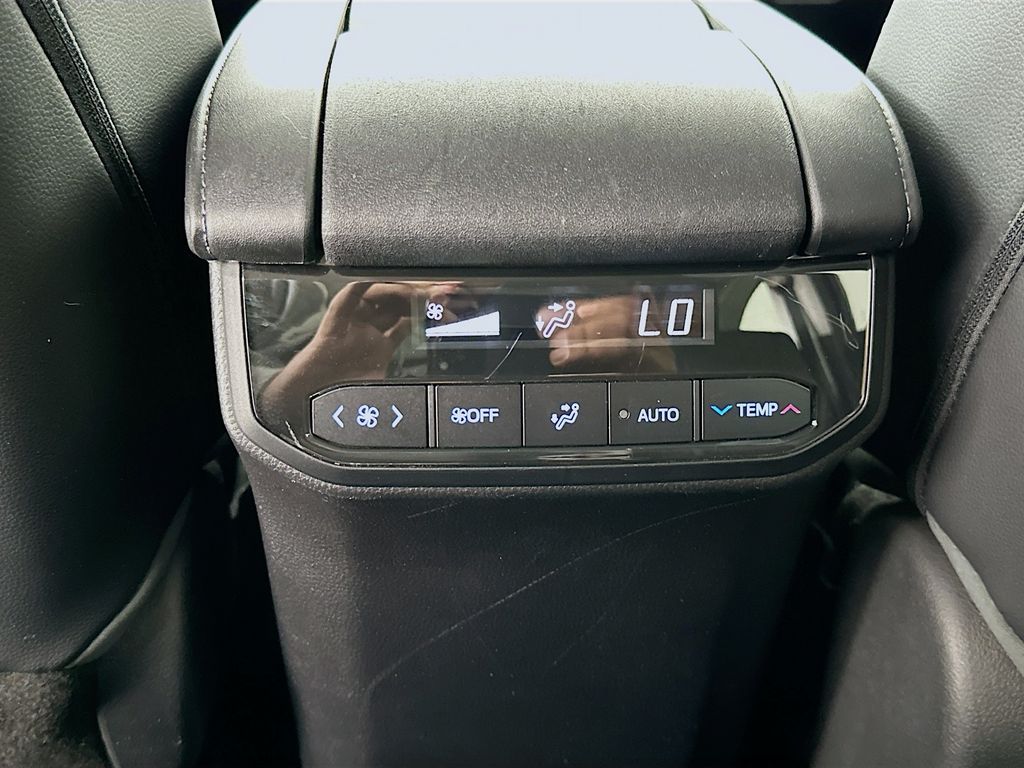 Thumbnail: 2020 Toyota Highlander - 25