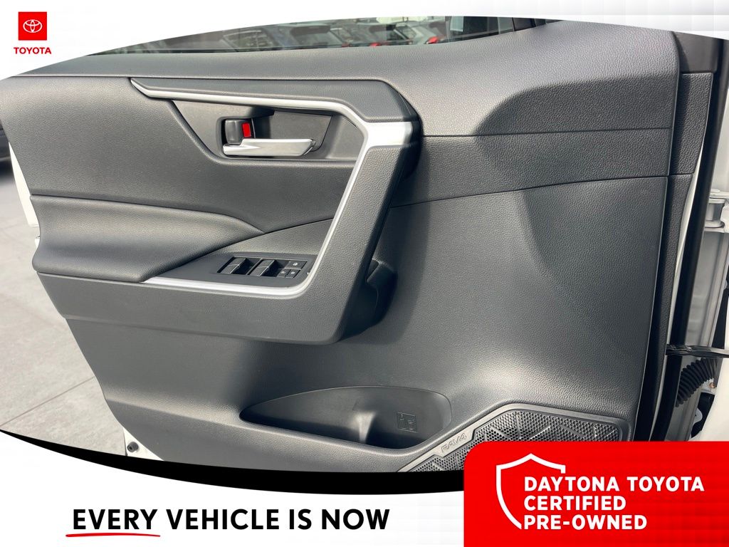 2024 Toyota RAV4 XLE - Photo 19