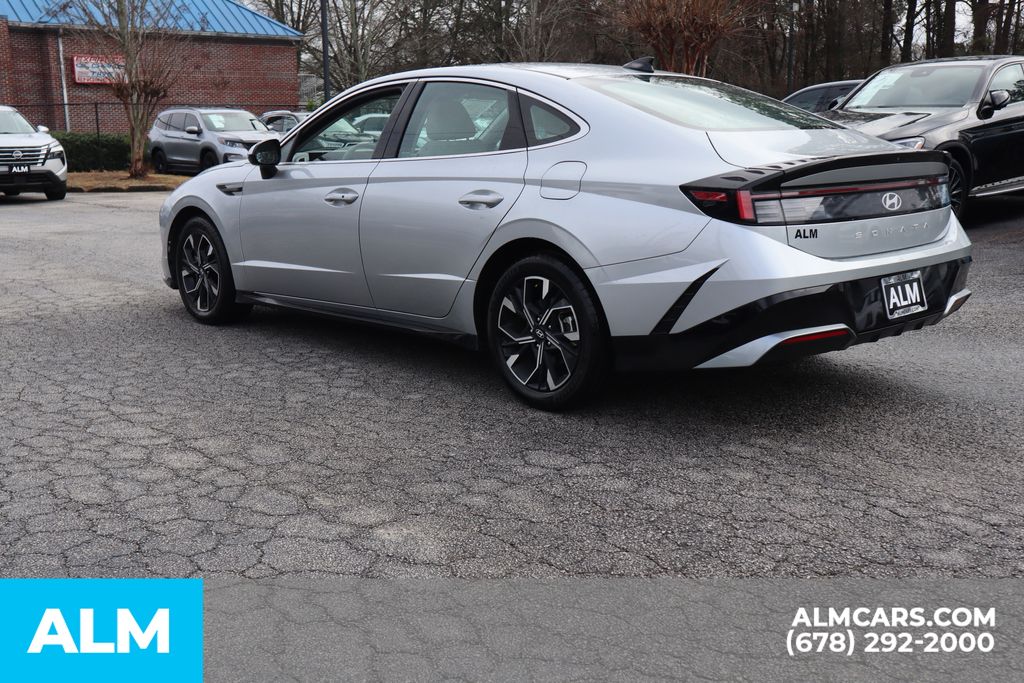 Used 2025 Silver Hyundai SEL image 9