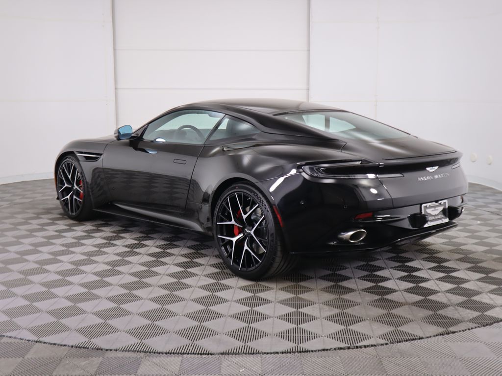 2025 Aston Martin DB12  7