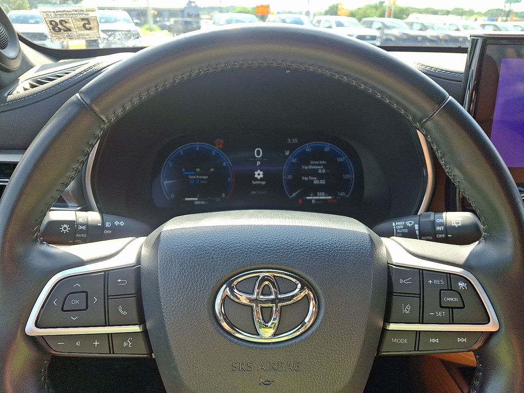 Thumbnail: 2023 Toyota Highlander - 21